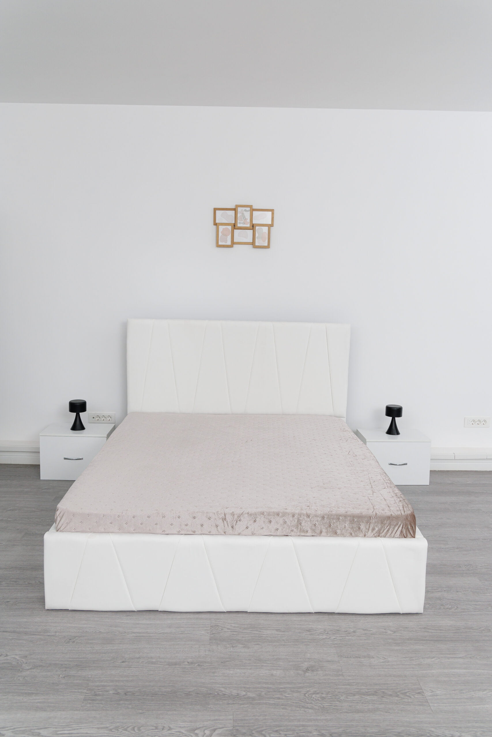 Image_0486-scaled-2.jpg Dormitor Eric Alb cu Pat Tapitat Alb Stofa Dulap Usi Glisante 150 x 200 cm Alb cu oglinda Noptiere si Comoda TV - imagine 4