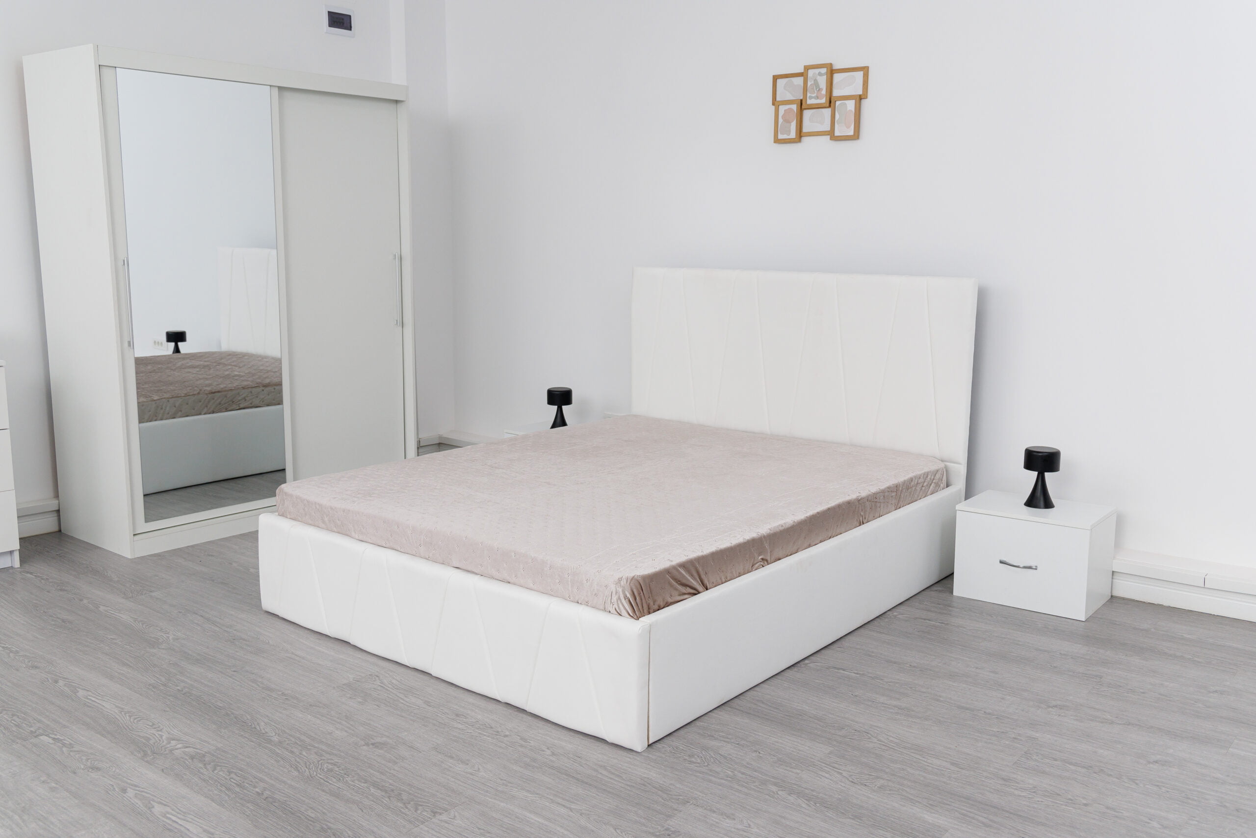 Image_0493-scaled-1.jpg Dormitor Eric Alb cu Pat Tapitat Alb Stofa Dulap Usi Glisante 150 x 200 cm Alb cu oglinda Noptiere si Comoda TV - imagine 3