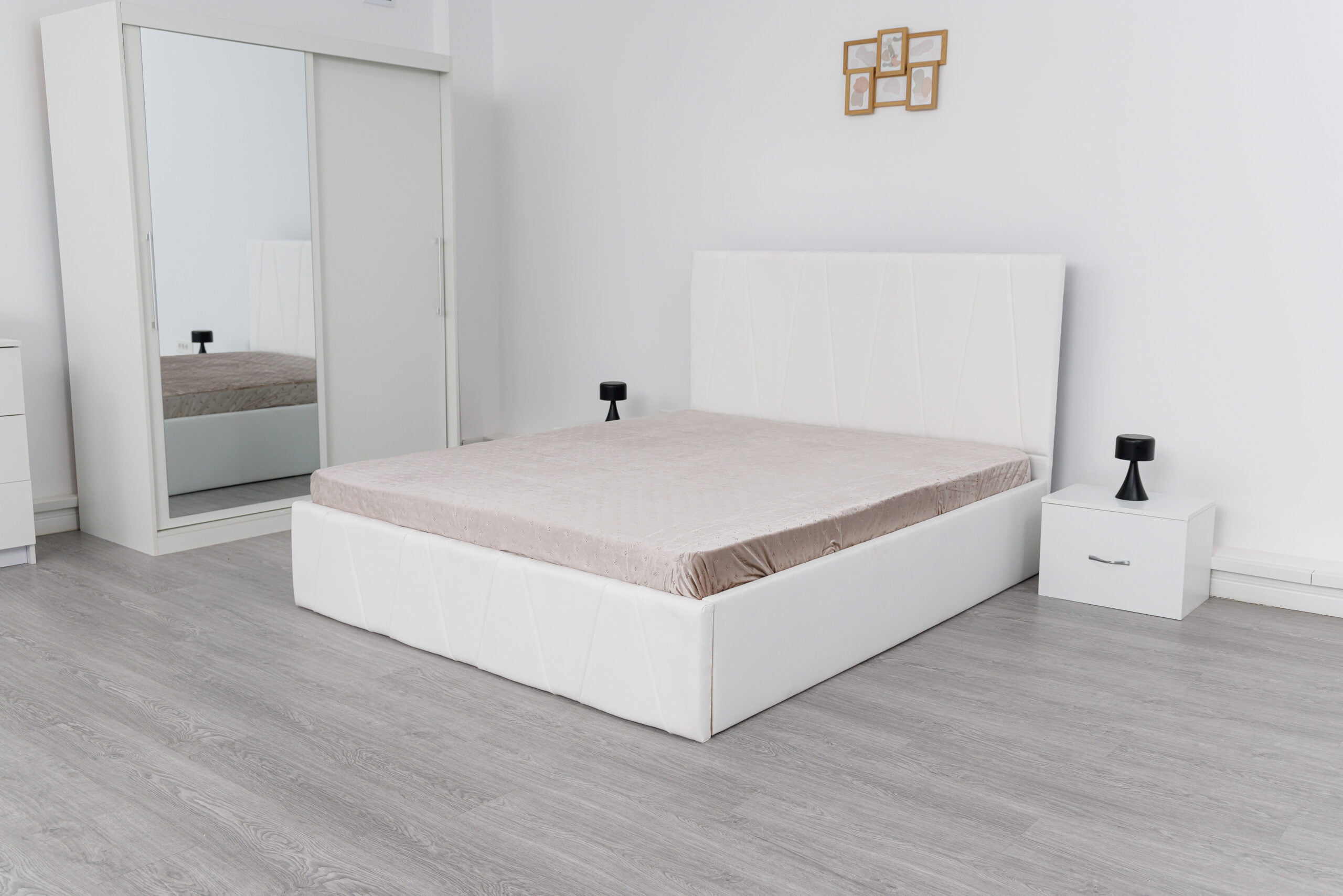 Image_0494-scaled-1.jpg Dormitor Eric Alb cu Pat Tapitat Alb Stofa Dulap Usi Glisante 150 x 200 cm Alb cu oglinda Noptiere si Comoda TV - imagine 2