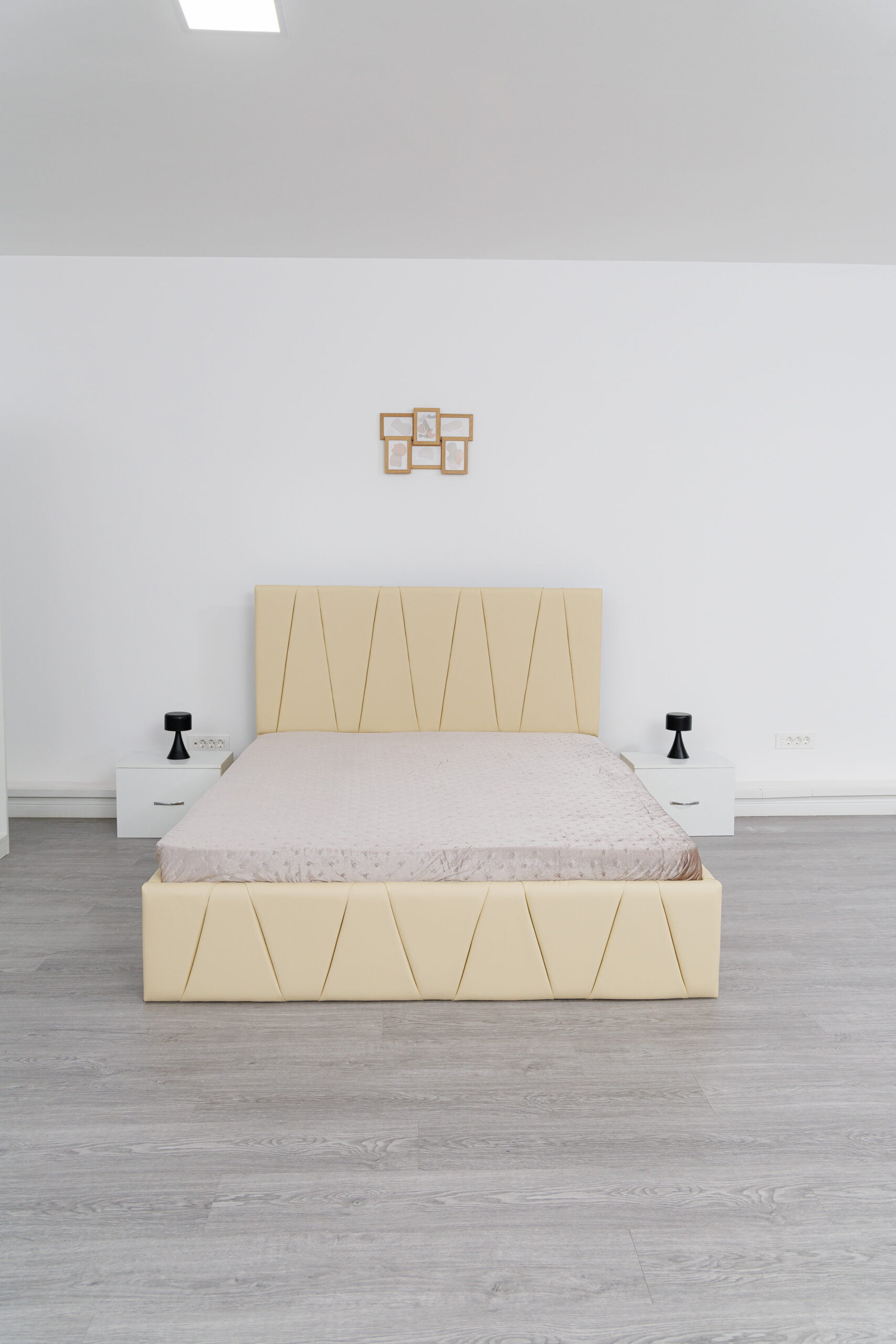 Image_0817-scaled-1.jpg Dormitor Eric Alb cu Pat Tapitat Bej Piele Dulap Usi Glisante 150 x 200 cm Alb cu oglinda Noptiere si Comoda TV - imagine 4