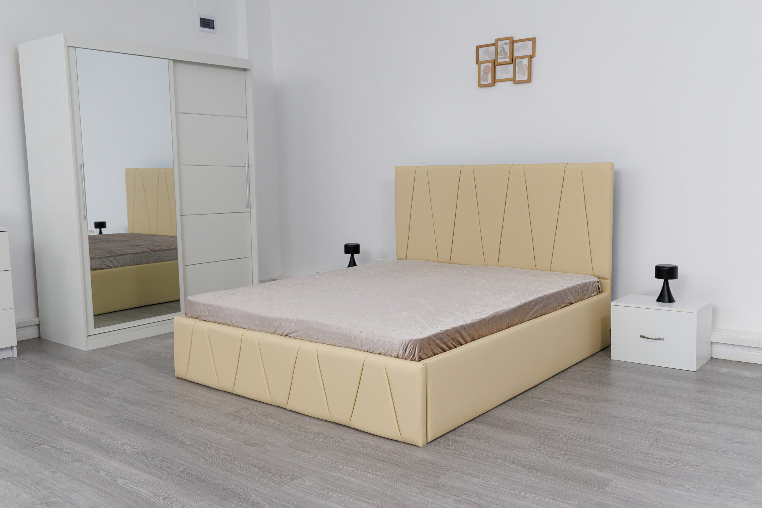 Image_0825-scaled-1.jpg Dormitor Eric Alb cu Pat Tapitat Bej Piele Dulap Usi Glisante 150 x 200 cm Alb cu oglinda Noptiere si Comoda TV - imagine 2