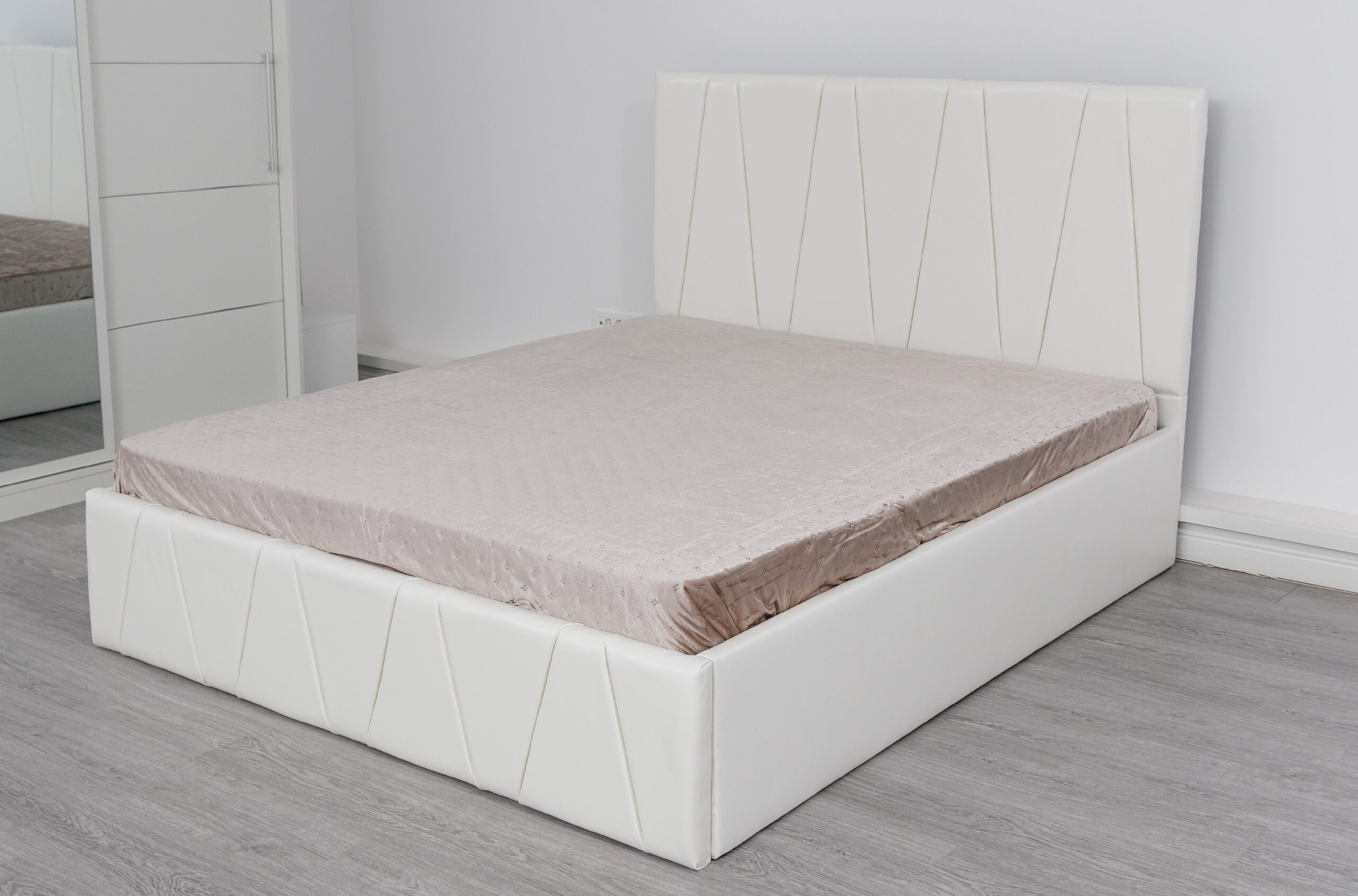 prima-poza-1-scaled-1.jpg Pat Tapitat Eric Alb Piele Ecologica - imagine 1