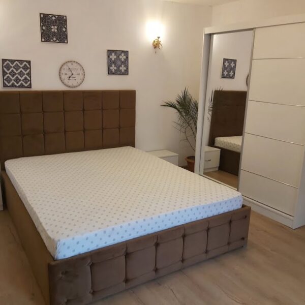 Set Dormitor Regal cu Pat Tapitat Maro din stofa Dulap Gabriel 2 usi glisante cu oglinda